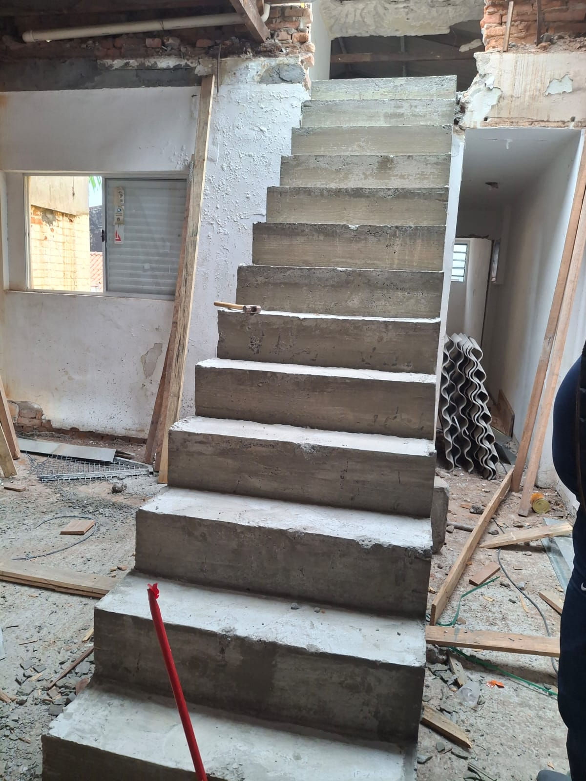 Escada de concreto em obra interna