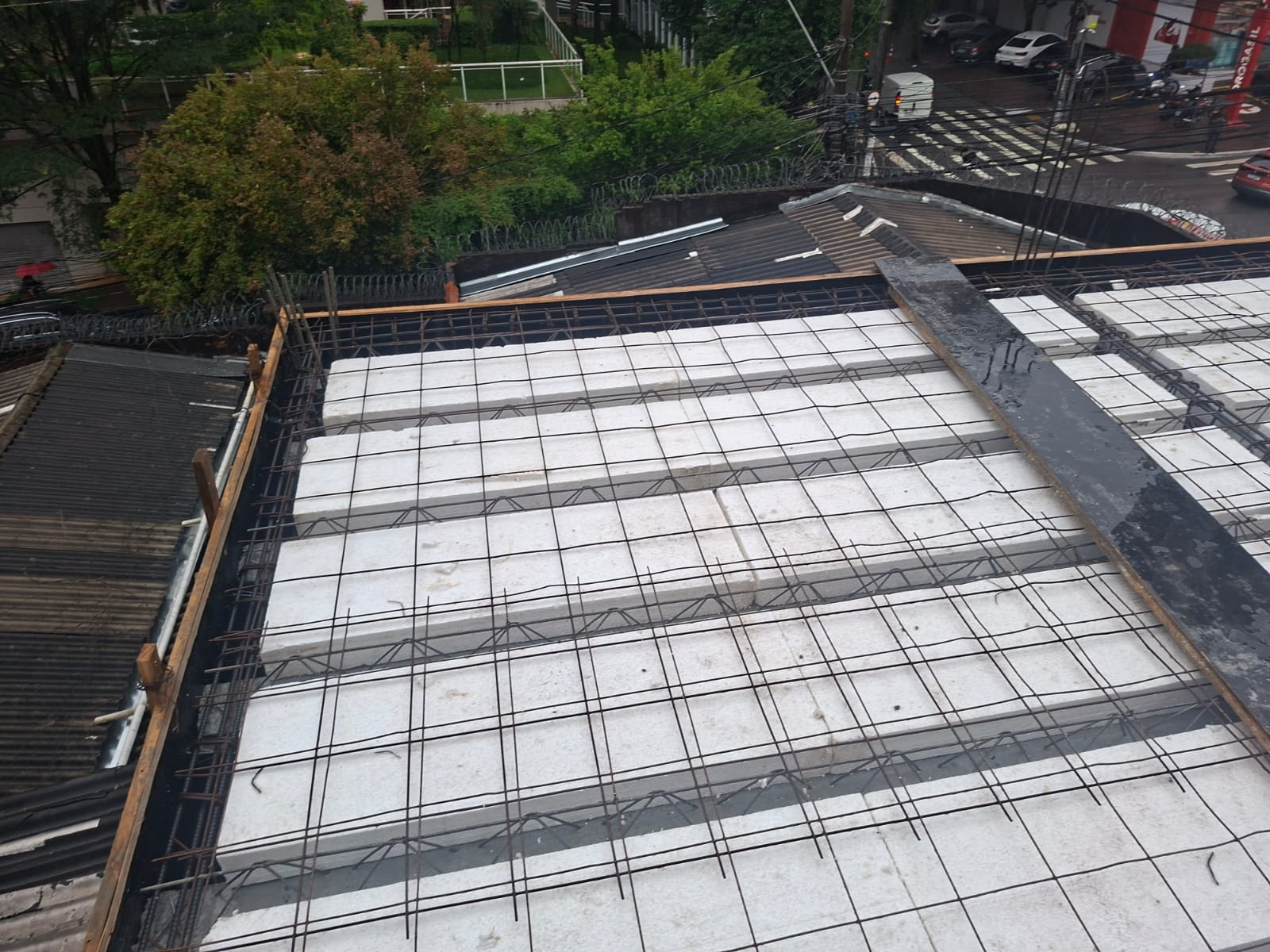 Ferragem montada para concretagem de laje