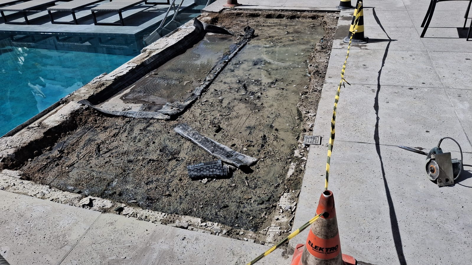 Área de piscina em reforma